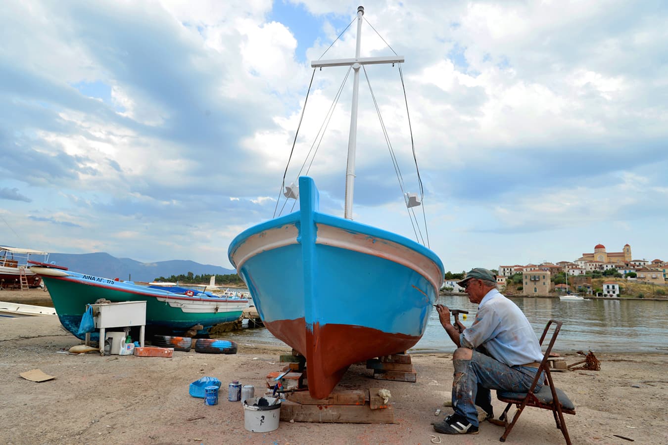 Ψαράς στο καρνάγιο του Γαλαξιδίου